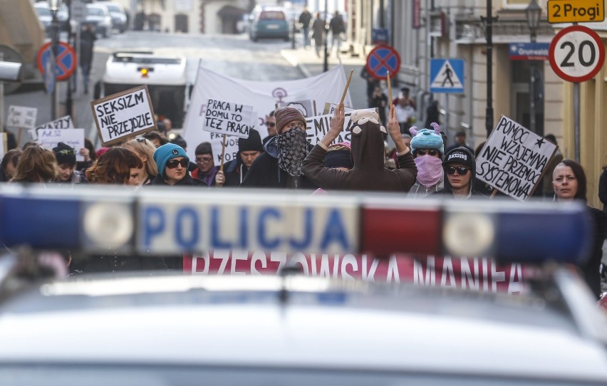 W obronie praw kobiet. Zobacz zdjęcia z I Rzeszowskiej Manify [ZDJĘCIA, WIDEO]  