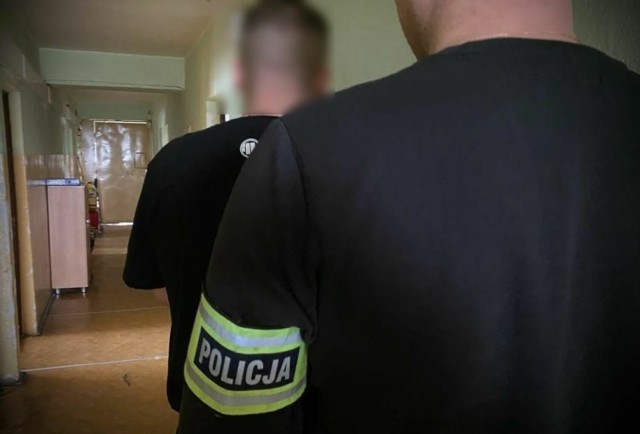 Kryminalni z tczewskiej jednostki policji zatrzymali 37-latka podejrzanego o kradzież 7 butelek whisky z dyskontu. Sklep oszacował straty na tysiąc złotych.
