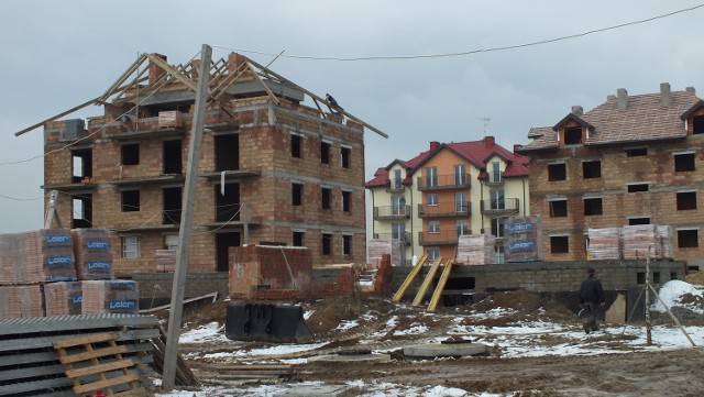 Budowa bloków w Łuszczanowicach prowadzona jest na gruntach kupionych od gminy. Zdaniem prokuratury przetarg na ich sprzedaż był ustawiony, prezes BSM odpiera zarzuty