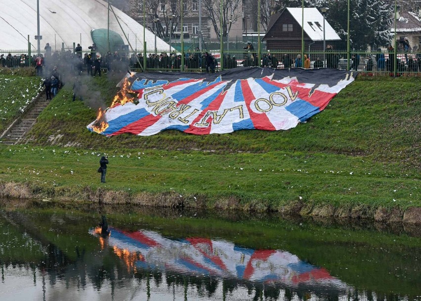 Derby Przemyśla 2022. Kibice na meczu Czuwaj - Polonia II. Zdjęcia ze stadionu