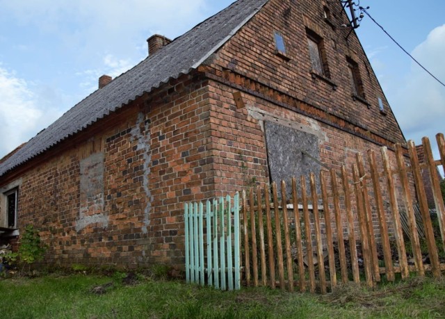 Dom, w którym chce zamieszkać pani Dorota jest w opłakanym stanie