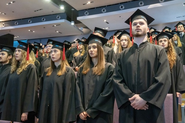Dyplomy dla 130 absolwentów Uniwersytetu Medycznego w Łodzi