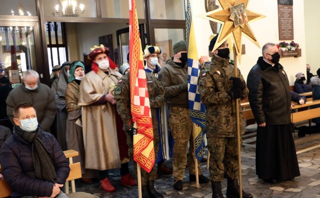 Orszak Trzech Króli odwiedził m.in. parafię Maksymiliana Kolbe na os. Strzemięcin. Mędrcy pokłonili się Dzieciątku Jezus przy żłóbku.