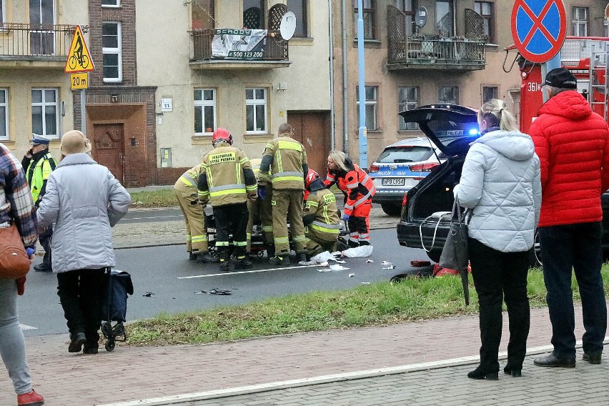 Potrącenie na przejściu dla pieszych w Legnicy. Ranna została kobieta, pies nie przeżył, zdjęcia