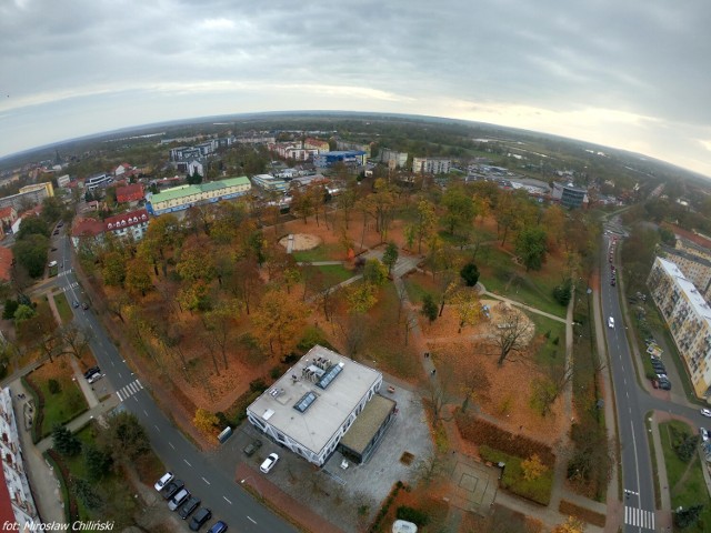 Lotnicze zdjęcia Kostrzyna nad Odrą w jesiennej odsłonie robią wrażenie. Zobacz miasto z lotu ptaka!