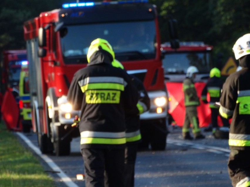 Śmiertelny wypadek pod Nowym Tomyślem. Kierowca Renaulta był pijany! Tuż przed wypadkiem nie zatrzymał się do policyjnej kontroli [ZDJĘCIA]