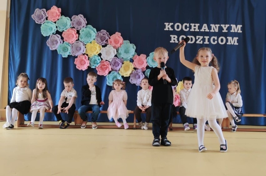 Dzień Rodziny w przedszkolu Bajkowa Kraina w Końskich. Były występy, uściski, upominki i wiele pozytywnych emocji 