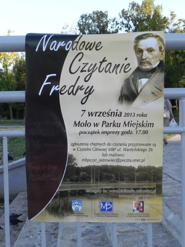 Taki plakat zachęcał do wzięcia udziału w og&oacute;lnopolskiej akcji czytania dzieł Aleksandra hrabiego Fredry. Fot. Krzysztof Krzak