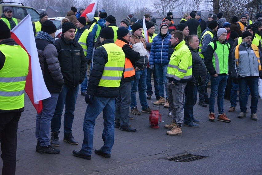 Protest rolników pod Wieruszowem. Zablokowano wjazd do zakładu Wędlinka[ZDJĘCIA]