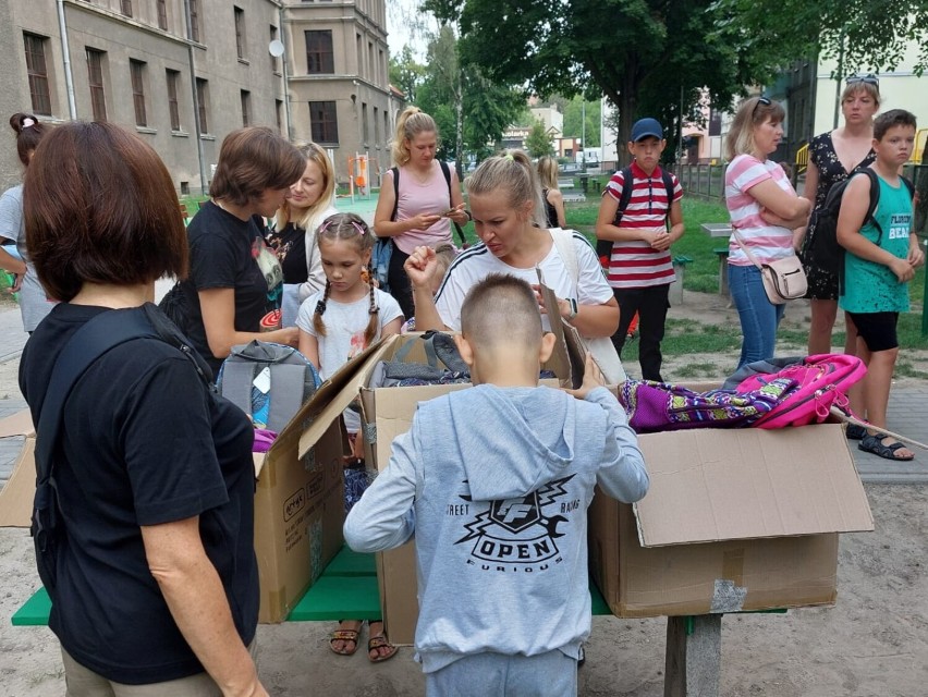 Wyprawki i plecaki dla uchodźców żyjących w Oleśnicy 