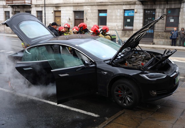 Pożar elektrycznej tesli na parkinu w Piotrkowie