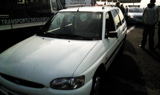 Romowie, którzy potrącili dwie osoby na parkingu przy autostradzie A4, podróżowali białym fordem