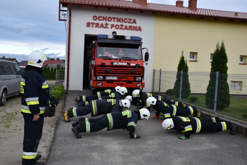 GaszynChallenge. Strażacy z OSP Nowe Polaszki robili pompki dla dzieci chorych na SMA [ZDJĘCIA, WIDEO]