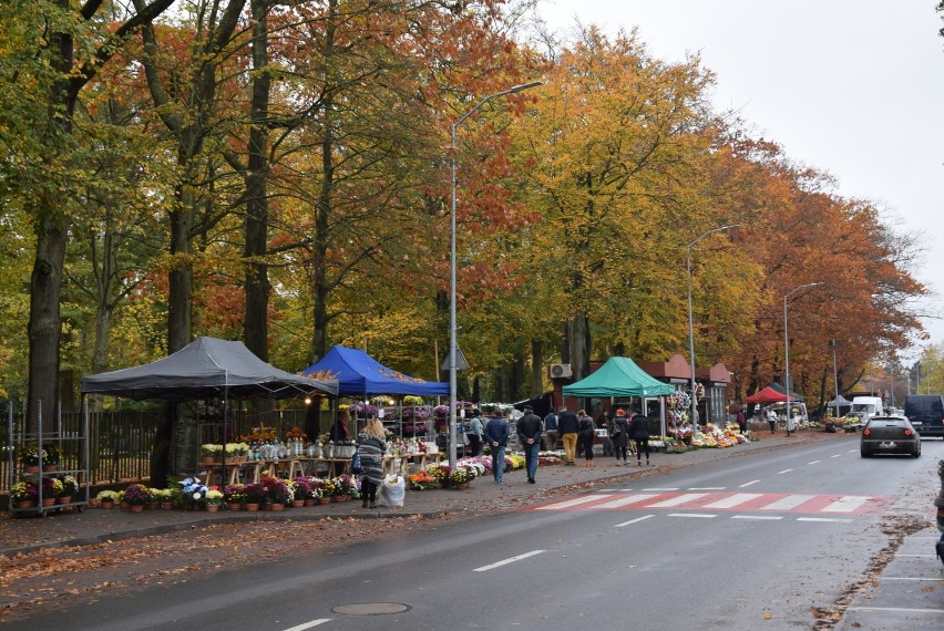 Przed cmentarzem w Stargardzie nie aż tak pusto. Niektórzy wchodzą za bramę 