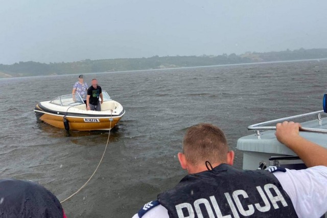 Łódź dwóch  mieszkańców powiatu lipnowskiego uległa awarii na środku Zalewu Włocławskiego