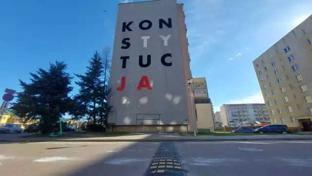 Białostocki mural Konstytucja znajdujący się na bloku przy Pułaskiego 85 ponownie został zniszczony