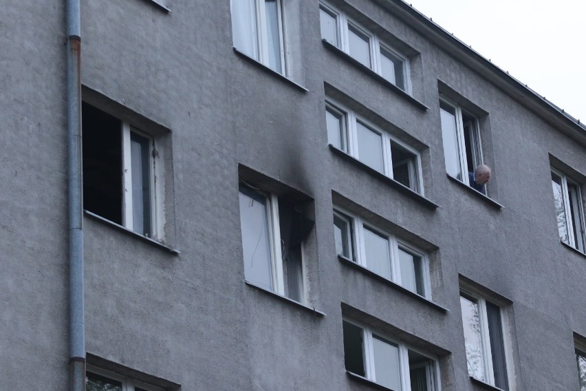 Pożar w bloku przy ulicy Bohaterów Warszawy w Kielcach. Całkowicie spłonęło mieszkanie. Strażacy wynieśli mężczyznę