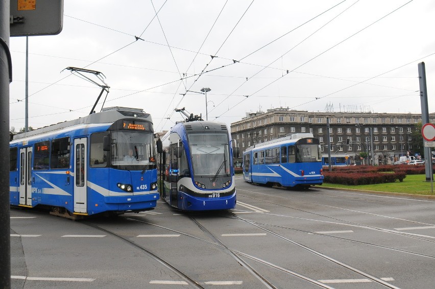 Kraków. Awaria Krakowiaka na rondzie Grzegórzeckim. Spore utrudnienia w ruchu [ZDJĘCIA]