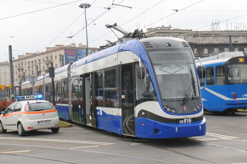 Kraków. Awaria Krakowiaka na rondzie Grzegórzeckim. Spore utrudnienia w ruchu [ZDJĘCIA]