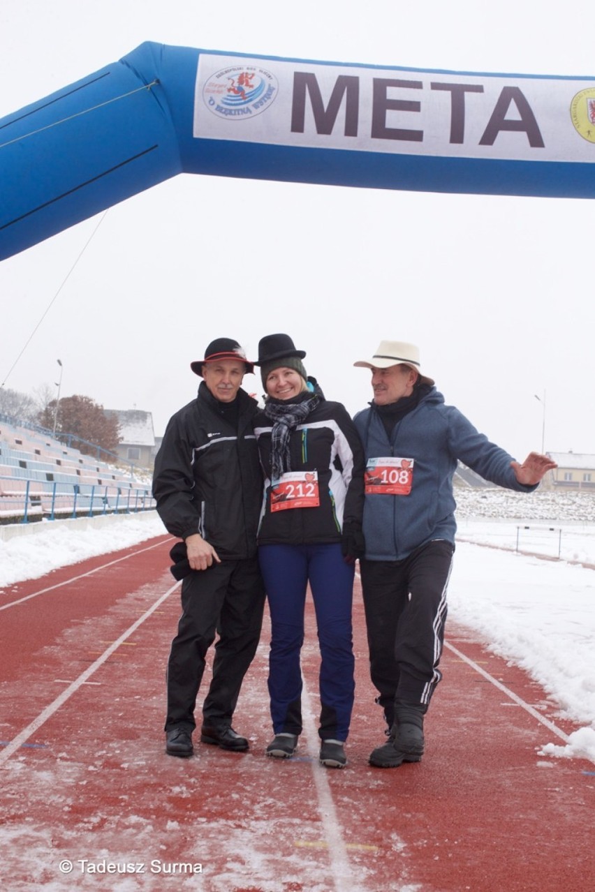 Mieszkańcy biegali na stadionie lekkoatletycznym w...