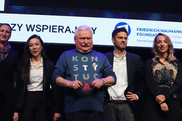 Lech Wałęsa owacyjnie przyjęty przez swoich sympatyków