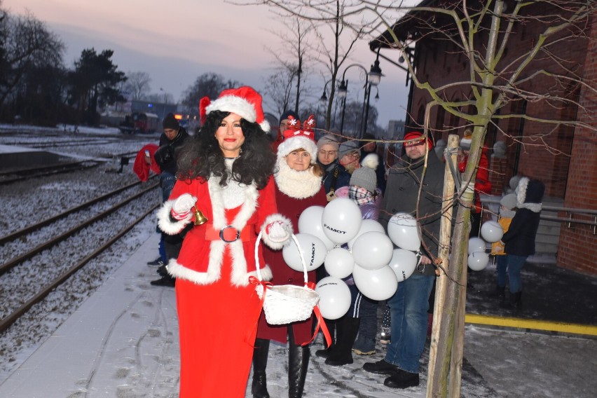 Świąteczna bana skradła serce pleszewian. Tłumy na peronie w Pleszewie i tłumy w wagonie. Zobacz pleszewian w świątecznym wydaniu