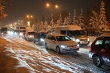 Zimowa katastrofa w Zakopanem. Całe miasto stoi w korkach. Jest tak ślisko, że auta na płaskiej drodze nie mogą ruszyć 