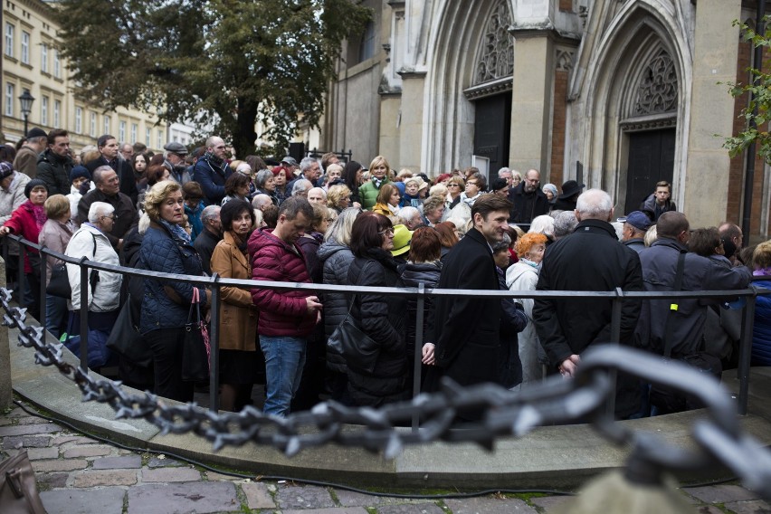 Pogrzeb Andrzeja Wajdy. W kościele Dominikanów wystawiono urnę z prochami reżysera [ZDJĘCIA]