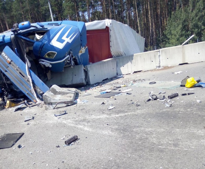 Kierowca ciężarówki zginął na S1 w Mierzęcicach. Gliwiczanin usłyszał zarzut spowodowania wypadku