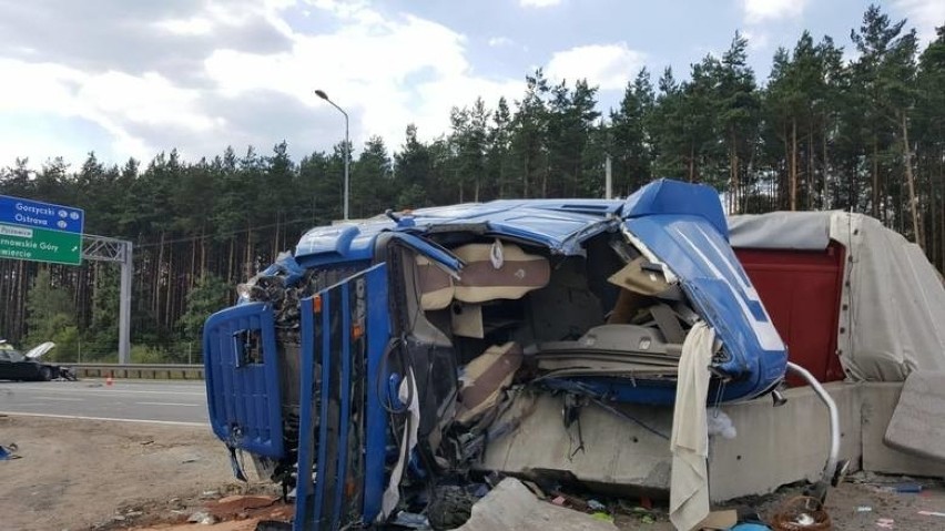 Kierowca ciężarówki zginął na S1 w Mierzęcicach. Gliwiczanin usłyszał zarzut spowodowania wypadku