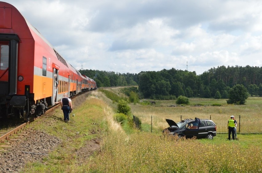 Kierowca wjechał wprost pod pociąg na przejeździe kolejowym w Starogardzie Gdańskim 