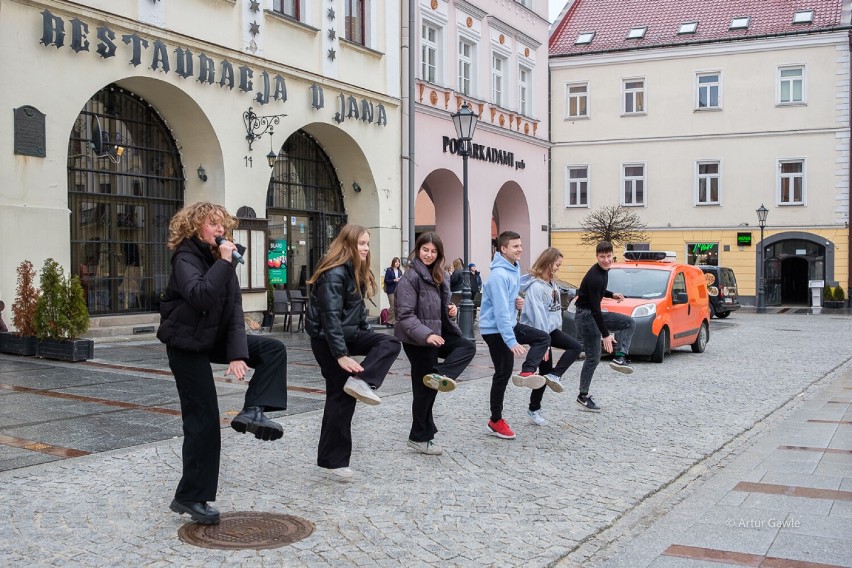 Młodzież znów zatańczyła belgijkę na Rynku w Tarnowie. Hasłem było "Ożywmy nasze miasto". Oto zdjęcia