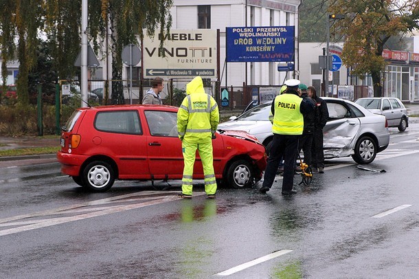 Dwie kobiety trafiły do szpitala w wyniku zderzenia dwóch samochodów osobowych na ulicy Wrocławskiej w Kaliszu. 

Zobacz więcej: Kalisz: Zderzenie samochodów na ulicy Wrocławskiej. Dwie osoby w szpitalu. ZDJĘCIA