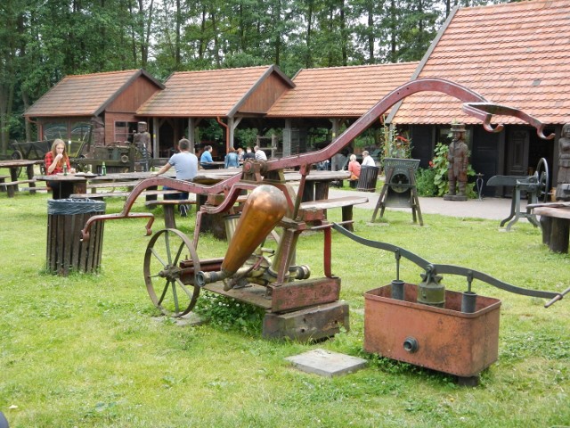 Rożen - Skansen w Stopce to "miejscówka" znana tym, którzy podróżują drogą krajową nr 25 z Bydgoszczy na Pojezierze Krajeńskie i dalej na Wybrzeże Koszalińskie. W weekendy trudno tu znaleźć wolne miejsce parkingowe.