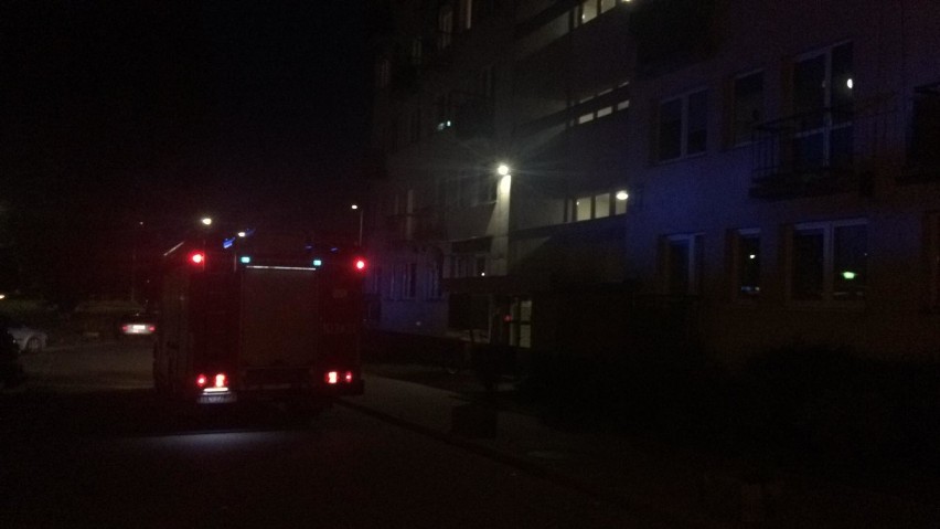 Strażacy w bloku na ulicy Chęcińskiej w Kielcach. Co się stało? [WIDEO]