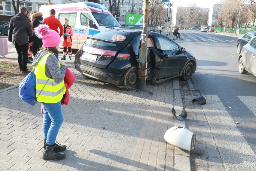 Wrocław. Dwa auta zderzyły się na ul. Zachodniej (ZOBACZ ZDJĘCIA)