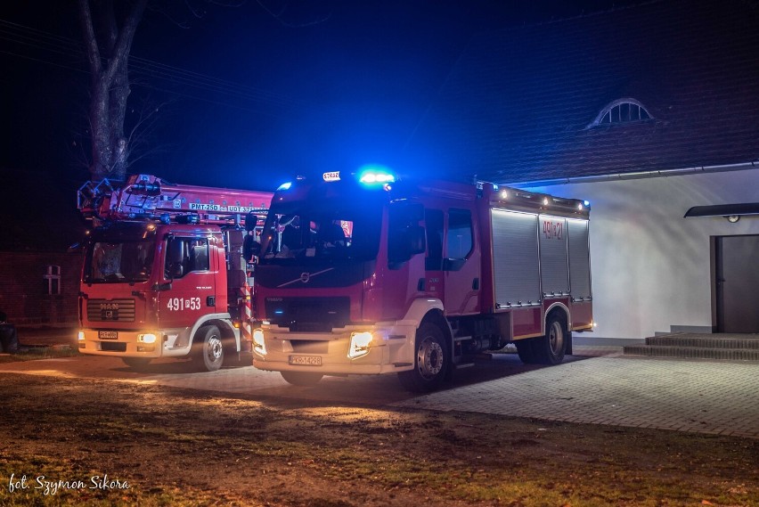 Pożar budynku w Nowej Obrze. Na miejscu działało 8 zastępów straży [ZDJĘCIA]          