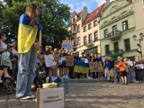Manifestacja w Toruniu po wysadzeniu tamy pod Chersoniem: "Nie możemy o tym nie mówić"