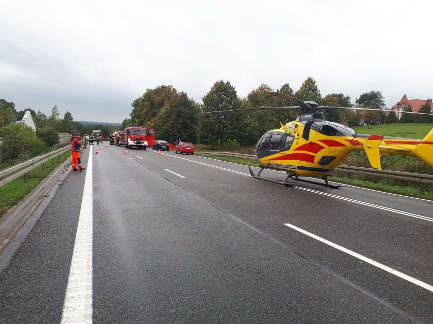 Tragiczny wypadek w Bzowie. Nie żyją dwie osoby, jedna jest ranna