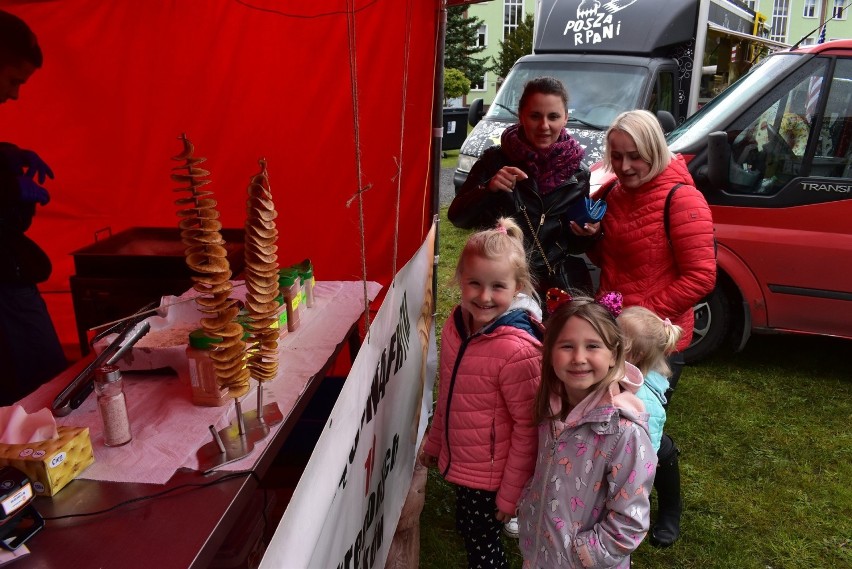 Food Trucki zaparkowały na placu Unii Europejskiej w Krośnie...