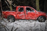 Chojno Nowe: Nissan wypadł z drogi i uderzył w drzewo. Zginął pasażer