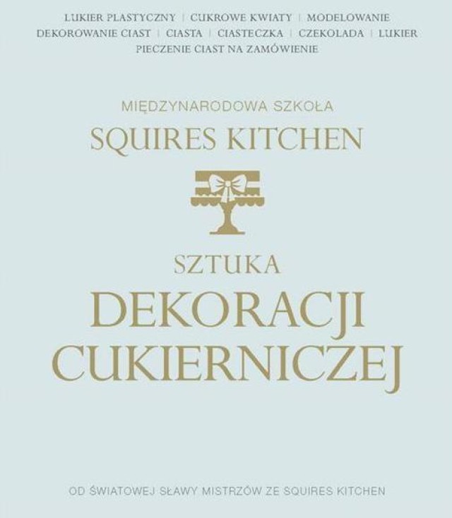 Z jednej strony to podręcznik, w którym cukiernicze sławy dzielą się wiedzą i trickami z adeptami sztuki cukierniczej. Z drugiej, skarbnica wiedzy na temat wypieków dla tych, którzy zaprzyjaźnili się z domowym piekarnikiem. 
Obok sztuki przygotowywania misternych kwiatowych dekoracji, realistycznych figurek i zapierających dech w piersiach kompozycji weselnych, Czytelnik znajdzie tu też podstawową wiedzę przydatną przy wypiekaniu ciast i tortów. Od porad, jak przygotować perfekcyjny biszkopt, przez kremy, które będą bazą do tortów, barwniki spożywcze, po sprzęt, który nawet cukiernik-amator powinien mieć w kuchni.
Nie jest to jednak podręcznik, który poprowadzi krok po kroku za rękę kogoś, kto w życiu nie upiekł ani jednego ciasta. Temu, kto już złapał cukierniczego bakcyla, pokaże jednak, w jakim kierunku się rozwijać, jak podbijać podniebienia i zawładnąć innymi zmysłami przyjaciół, a z czasem zapewne i klientów. 
Squires Kitchen to legendarna szkoła cukiernicza w Wielkiej Brytanii. W tej książce 20 związanych z nią mistrzów dzieli się swoją wiedzą i poradami, rozbudzając przy tym wyobraźnię. Nie będzie przesadą stwierdzenie, że czyta się ją z wypiekami na twarzy. 

„Sztuka dekoracji cukierniczej. Międzynarodowa Szkoła Squires Kitchen” praca zbiorowa, APN Promise, Warszawa 2015, cena: 199 zł