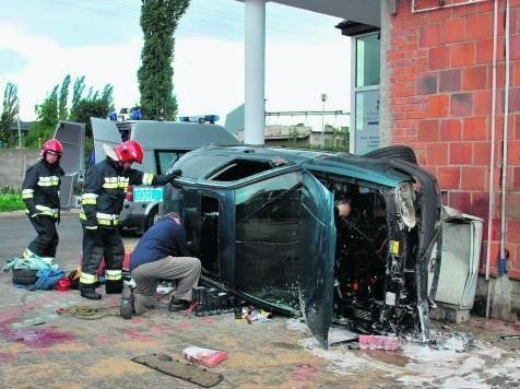 Kierowca stracił panowanie nad kierownicą, wpadł na chodnik i uderzył w ścianę kamienicy