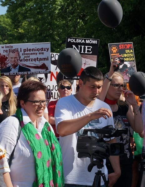 Sieradzanie też protestują przeciwko ubojowi rytualnemu. Demonstrują przed Sejmem
