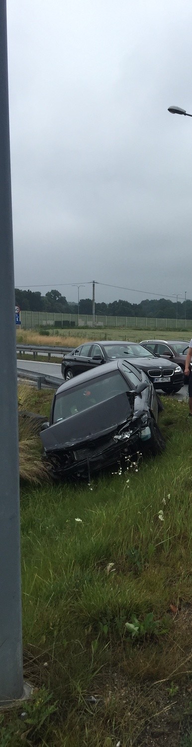 Na A1 pod Bełkiem samochód przebił bariery energochłonne i wypadł z trasy