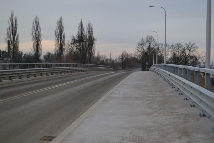 Most w Lewinie Brzeski otwarty.