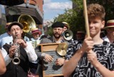 Parada Nowoorleańska rozpoczęła XIV Poznań Old Jazz Festival. Ale nie tylko muzyką żyją jazzmani w Starym Browarze! [ZDJĘCIA]