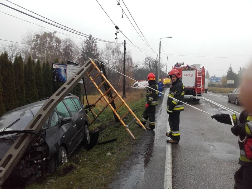 Na ulicy Wodzisławskiej auto uderzyło w słup