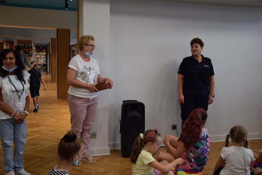 Krotoszyn: Funkcjonariuszka policji uczy dzieci bezpiecznych zachowań