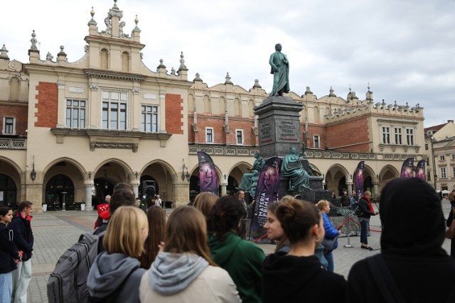 Na Rynku Głównym od strony ul. Szewskiej stanął drugi pomnik Adama Mickiewicza